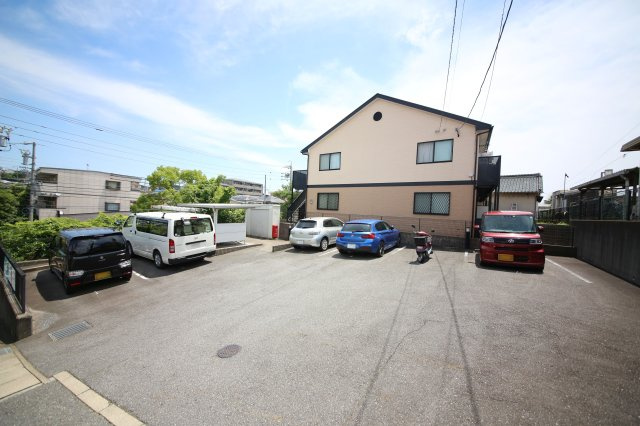 アンプルール リーブル ルミエール北山の駐車場
