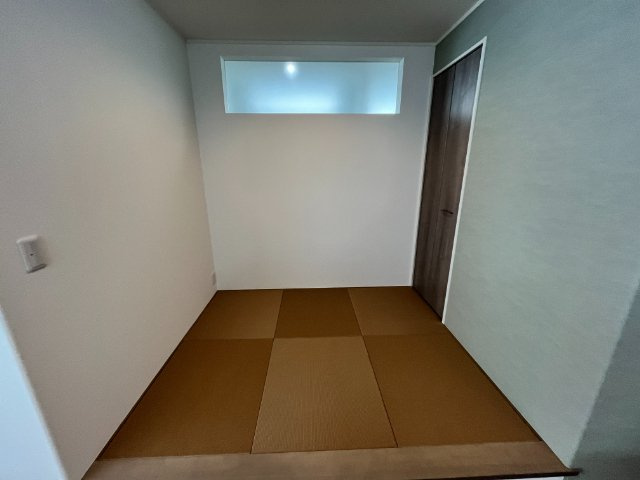 東根市神町西一丁目75番9　欅タウン　土地のその他|LDKに隣接した小上がりは、空間のアクセントに。腰掛けて休憩したり、ごろ寝したり、ちょっとしたくつろぎスペースとして重宝します。