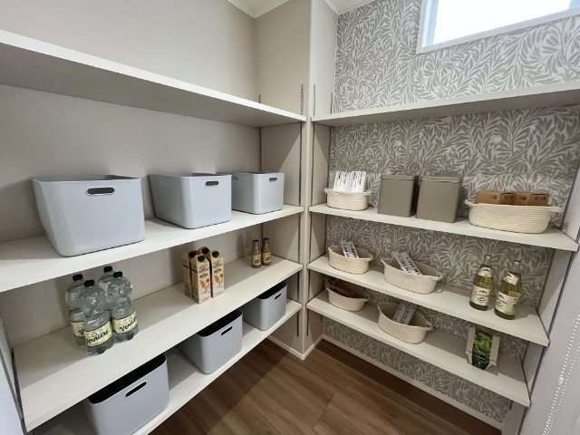 東根市神町西一丁目75番9　欅タウン　土地のその他|キッチン周りをすっきりと片付けられる便利なパントリー。買い置きの食材や調理器具もすべてここに収納でき、家事効率が格段にアップします。