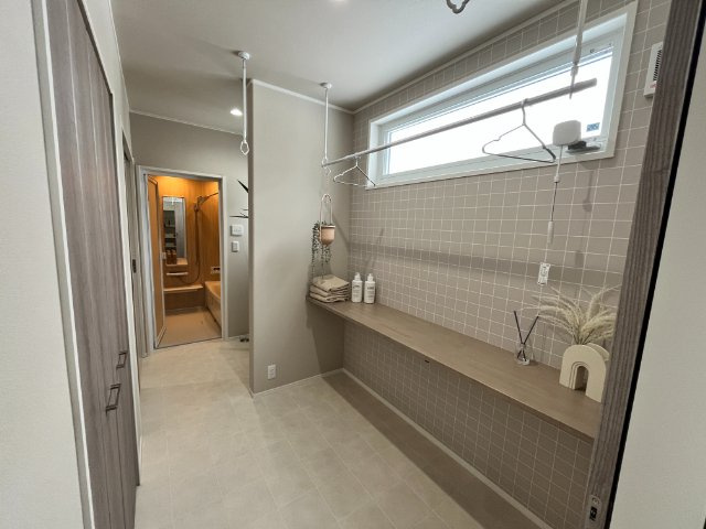 東根市神町西一丁目75番9　欅タウン　土地のその他|ランドリールームとしても活躍するサンルーム。おしゃれなカウンターは洗濯物をたたむスペースに、ハンガーパイプも備え付けられ、家事がスムーズになります。