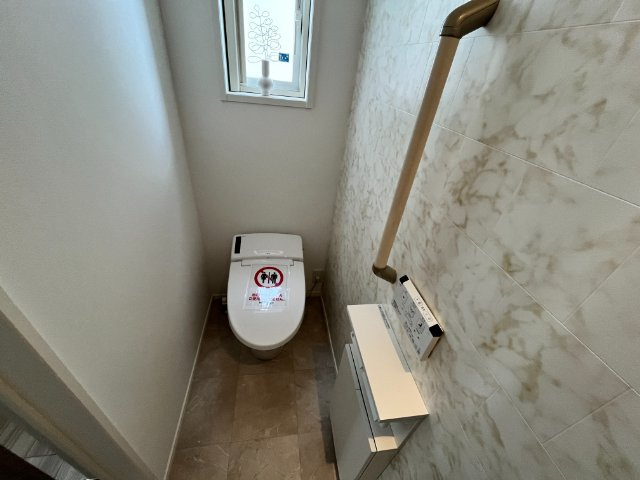 東根市神町西一丁目75番9　欅タウン　土地のトイレ|清潔感のあるデザインと、機能的な設備が魅力のトイレです。手すりが設置されており、ご年配の方やお子様にも安心。上部の窓から光が入り、明るく快適な空間です。