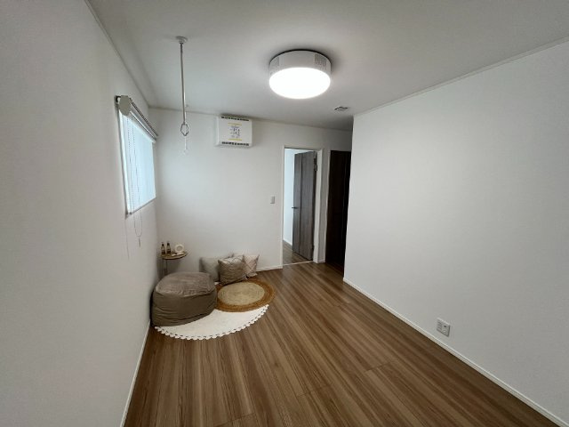 東根市神町西一丁目75番9　欅タウン　土地のその他|リビングとは別に設けられた、多目的に使えるセカンドリビング。部屋干し用のホスクリーンや、アクセントになる室内窓など、機能性も兼ね備えた空間です。