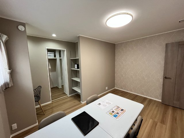 東根市神町西一丁目75番9　欅タウン　土地の洋室|シックな壁紙が印象的な洋室は、寝室や書斎として最適です。隣には大容量のファミリークローゼットがあり、朝の身支度がスムーズにできます。