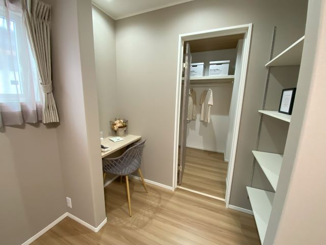 東根市神町西一丁目75番9　欅タウン　土地のその他|洋室の一角に設けられたカウンターは、リモートワークや勉強に最適です。可動式の棚には、本や小物をすっきり収納でき、用途に合わせて自在に使えます。