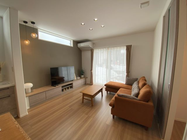 東根市神町西一丁目75番9　欅タウン　土地の居間・リビング|温もりある木目調のフローリングと、どんなインテリアにも馴染む落ち着いた壁の色が魅力的。家具やテレビ、エアコンは、すべてそのままお使いいただけます。新生活をすぐにスタートできる、嬉しい家具家電付き。