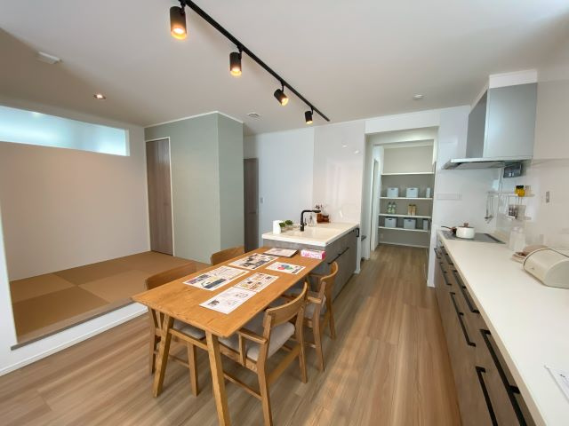 東根市神町西一丁目75番9　欅タウン　土地のキッチン|おしゃれなアイランドキッチンとダイニングが一体となった開放的な空間。リビングや小上がりの和室も見渡せ、家族の様子を感じながら家事ができます。