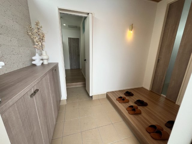 東根市神町西一丁目75番9　欅タウン　土地の玄関|機能的で美しい玄関は、家の第一印象を決定づける大切な場所。大きなシューズボックスや、腰掛けられるスペースなど、毎日の暮らしに寄り添う工夫が詰まっています。