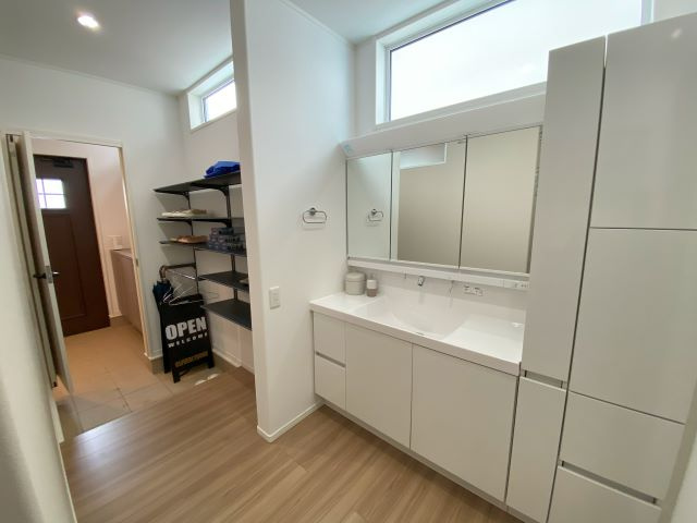 東根市神町西一丁目75番9　欅タウン　土地の玄関|帰宅後すぐに手洗いができ、コートもかけられる便利な動線。シューズクロークと洗面台が一体となった空間は、家事効率を考えた間取りです。