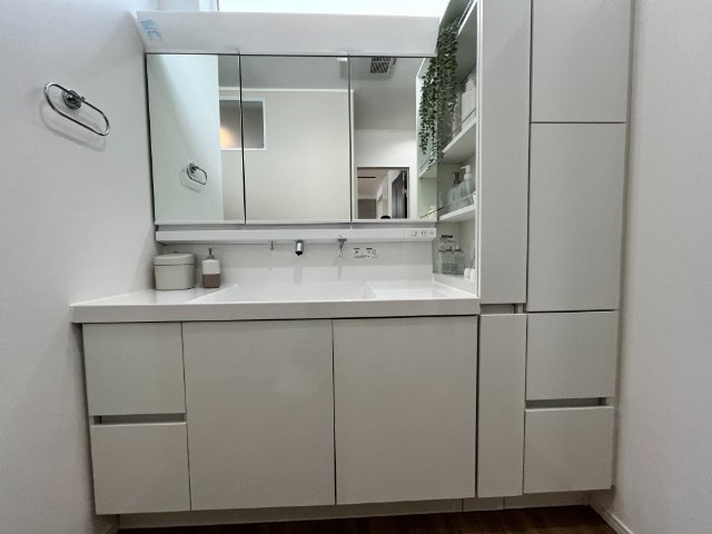 東根市神町西一丁目75番9　欅タウン　土地の独立洗面台|白を基調とした清潔感あふれる洗面台は、身だしなみを整える大切な空間。収納力も高く、ミラー裏やサイドキャビネットに小物もすっきり片付きます。