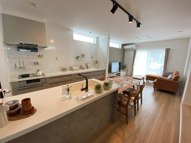 東根市神町西一丁目75番9　欅タウン　土地のキッチン|リビング全体を見渡せる開放的なアイランドキッチンは、家族との会話を楽しみながら料理ができる理想的な空間です。デザイン性と機能性を両立しています。