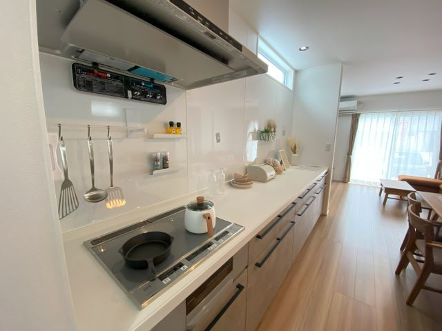 東根市神町西一丁目75番9　欅タウン　土地のキッチン|収納力も高く、毎日の料理もスムーズに。家族みんなが自然と集まる、心地よい空間です。