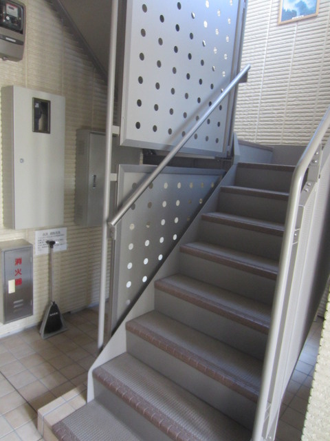ベルエポック代沢のロビー|★内階段です★