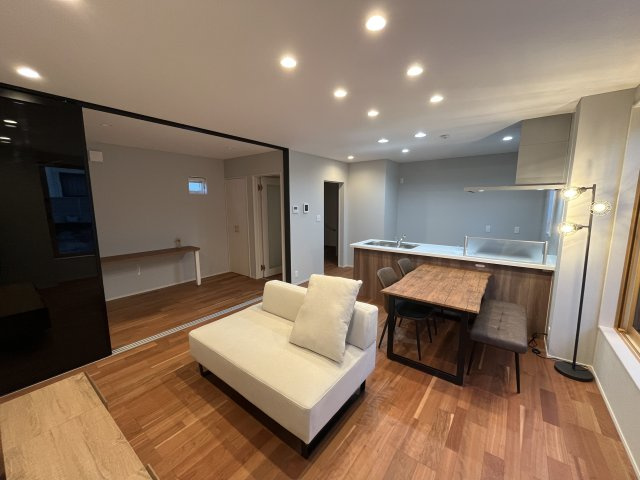 山形市東山形2丁目10番51号　A棟の居間・リビング|成約特典その④
【家具】テレビ台、ソファー、ダイニングテーブル、間接照明プレゼントします！！　