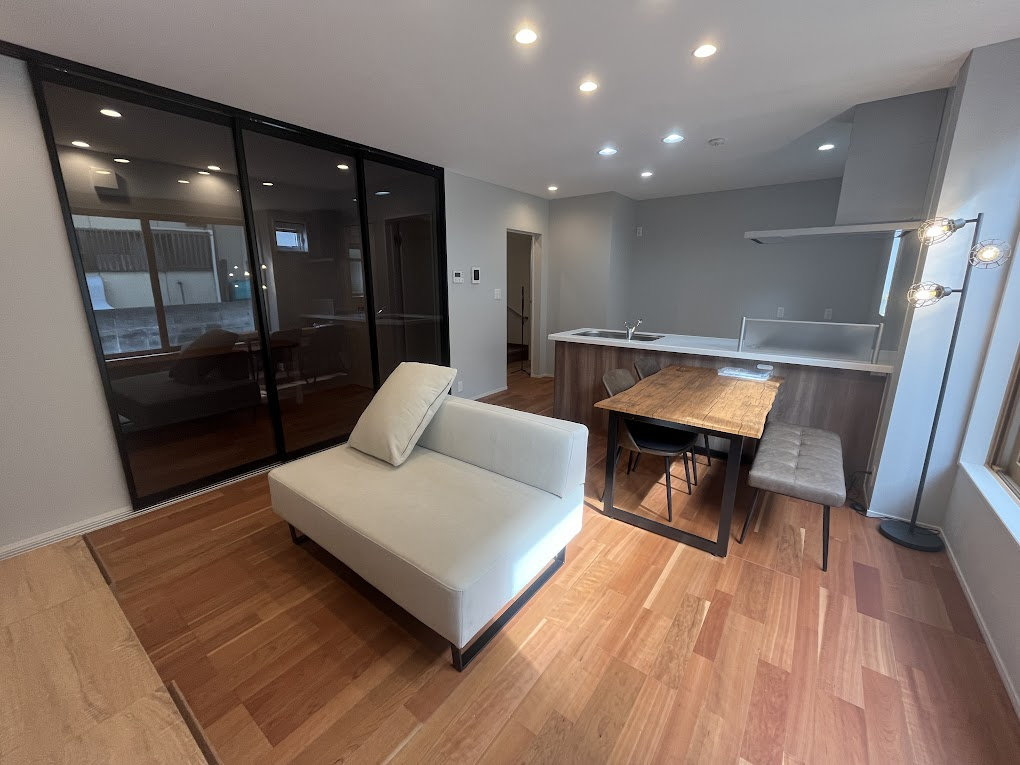 山形市東山形2丁目10番51号　A棟の居間・リビング|成約特典その④
【家具】テレビ台、ソファー、ダイニングテーブル、間接照明プレゼントします！！　