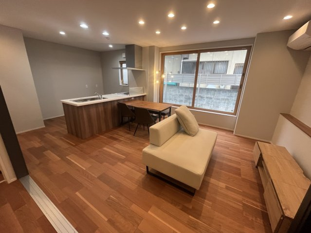 山形市東山形2丁目10番51号　A棟の居間・リビング|10/4撮影
多目的ホールとリビングを仕切るパーテーション　