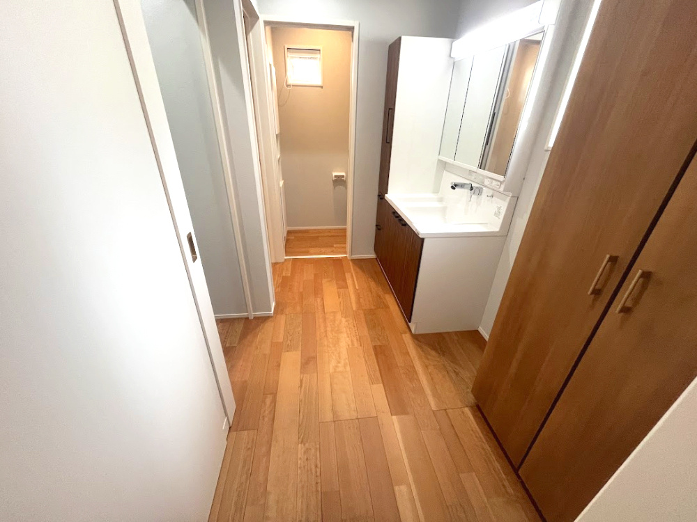 山形市東山形2丁目10番51号　A棟の脱衣所|脱衣場　うれしい大型収納付き！