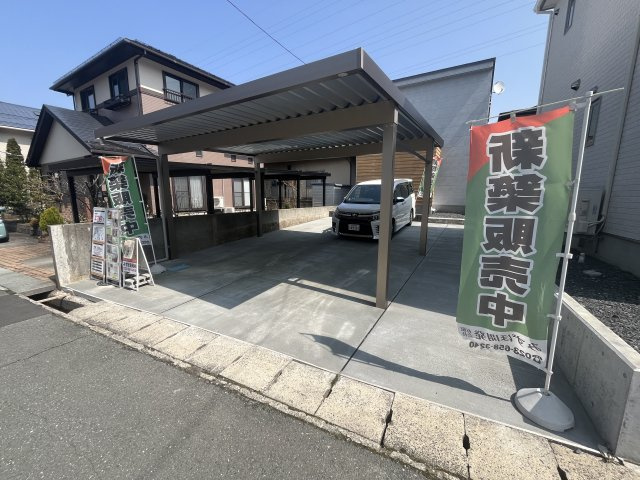 山形市東山形2丁目10番51号　A棟の駐車場|成約特典その①、②
【土間コンクリート】、【カーポート】(2台分)