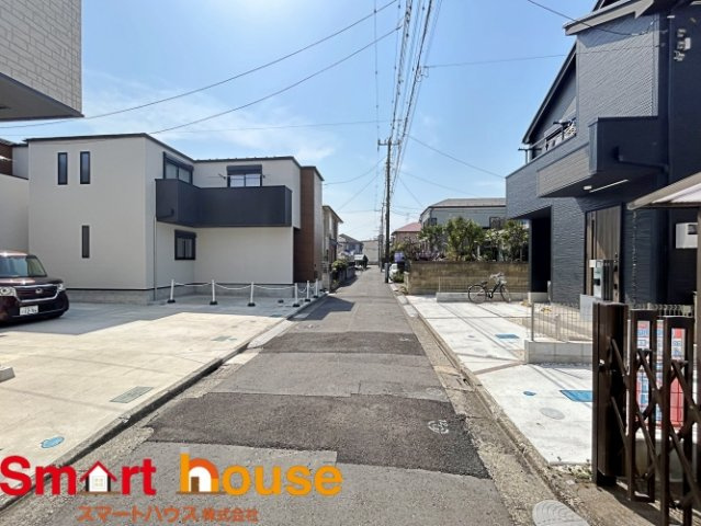 相模原市南区南台　新築3棟の前面道路含む現地写真|オシャレな外観は、人の目を引くだけではなく自慢したくなりますね！植木を置いたりアレンジは、自由です。自分の好みに仕上げましょう♪
