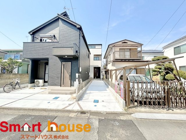 相模原市南区南台　新築3棟の外観|外壁が周囲の街並みと青空に生えるお洒落な仕上がり！周囲には高い建物のないエリア。青い空が大きく感じますね。