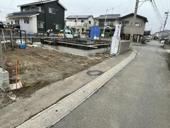 フォレクス皆春7　A棟の前面道路含む現地写真|※基礎工事中現地写真