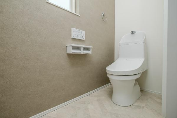 政所　中古のトイレ|アクセントクロスが上品な印象を与えるトイレ