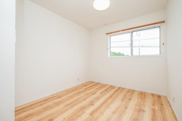 政所　中古の洋室|明るい日差しが差し込む、ナチュラルな雰囲気の洋室です
やさしい木目調のアクセントクロスが、お部屋にあたたかみをプラスしてくれます