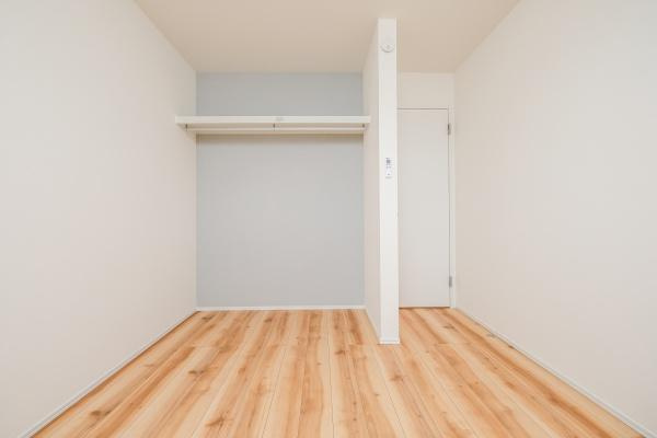 政所　中古の洋室|オープンクローゼットは見やすく、取り出しやすいため、毎日の整理整頓が簡単に。さらに、扉がないことで空間に圧迫感を与えず、広々とした印象を作り出します。