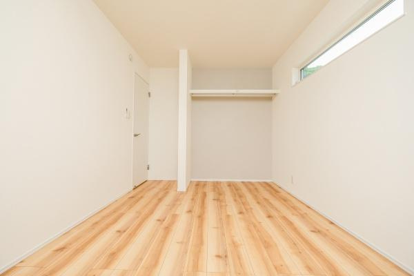 政所　中古の寝室|落ち着いた雰囲気の主寝室は、温かみのある色調で、落ち着いて過ごせる空間です。シンプルで快適な空間が整っており、心地よく休める場所です