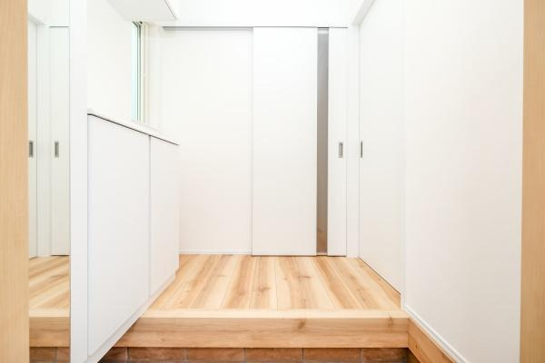 政所　中古の玄関|玄関は、明るい空間になっています。