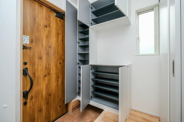 政所　中古の玄関|コの字型のシューズボックスは、靴をすっきり収納でき、整理整頓がしやすい便利なデザインです。