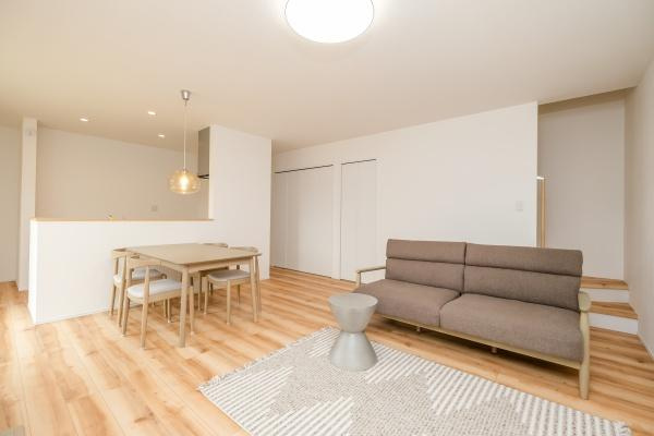 政所　中古の居間・リビング|窓から暖かな光が入る、明るいリビング。