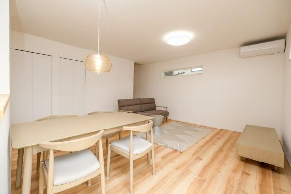 政所　中古の居間・リビング|約19.5帖の広々としたLDKは、開放感たっぷりで、家族やお友達との交流にも最適な空間です。自然光がふんだんに差し込む明るいリビングで、ゆったりとくつろげる居心地の良さが魅力です