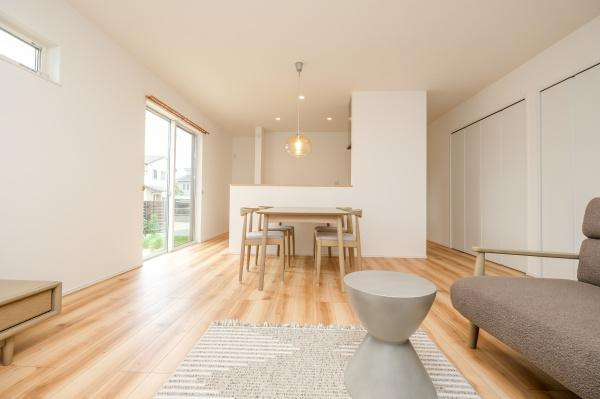 政所　中古の居間・リビング|家族の絆を深め、自然と会話が弾む縦型LDKです。開放感と繋がりを大切にした空間設計で、毎日がもっと心地よく、もっと楽しくなります