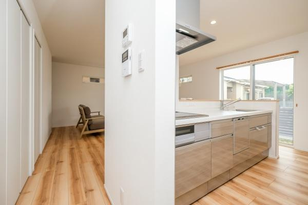 政所　中古のキッチン|落ち着いた色合いのキッチンは、温かみのあるデザインで、どんなインテリアにも自然に馴染みます。使い勝手も良く、毎日の料理が楽しみになる空間です