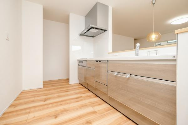 政所　中古のキッチン|ゆとりあるキッチン幅で、広々とした空間が料理をもっと楽しく、もっと快適にします