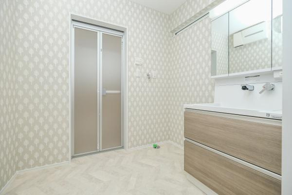 政所　中古の独立洗面台|シックで清潔感のある洗面所、独立洗面台下にも収納充実！支度がはかどりそう。