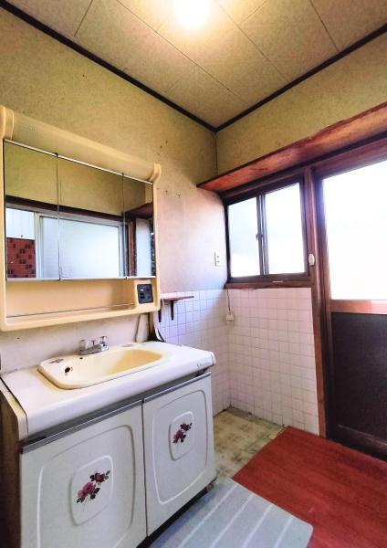 臼杵市井村塩入　中古の独立洗面台|お風呂場横の洗面所