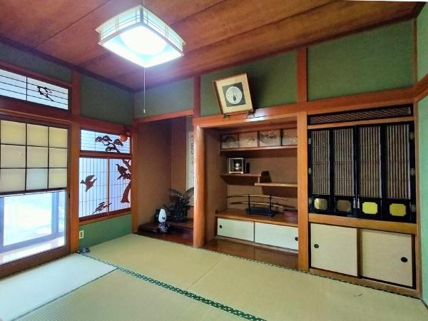 臼杵市井村塩入　中古の和室|床の間や仏間を備えた和室。
収納充実で来客用のお布団や座布団もたっぷりしまえます。
