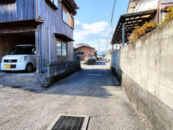 臼杵市井村塩入　中古の前面道路含む現地写真