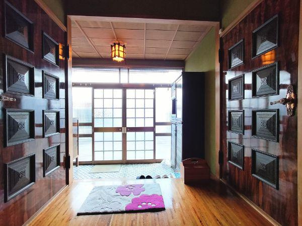 臼杵市井村塩入　中古の玄関|土間スペースが広く、靴が増えても安心♪ベビーカーや自転車を置いたりとお子様の成長に合わせて活用できそうです！