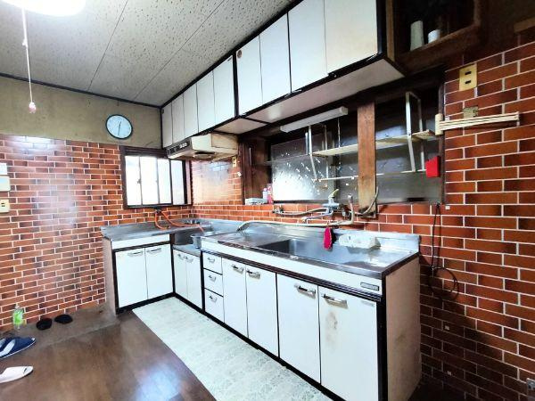 臼杵市井村塩入　中古のキッチン|L字の広々キッチンでご家族皆でお料理を楽しめそうですね！