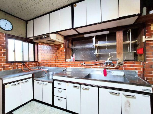 臼杵市井村塩入　中古のキッチン|L字の広々キッチンでご家族皆でお料理を楽しめそうですね！