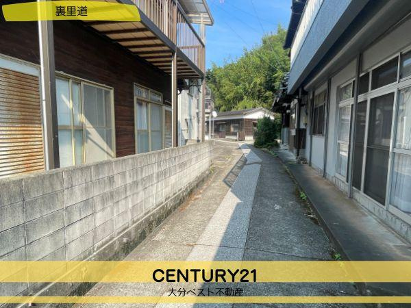 佐賀関店舗付き住宅の前面道路含む現地写真|南東側里道です。