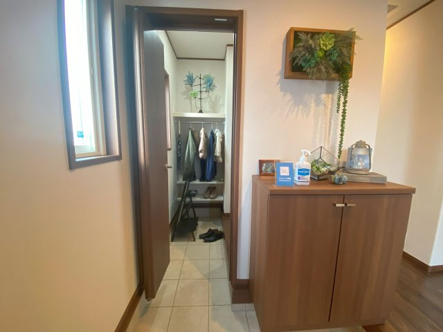 天童市一日町 建売住宅の玄関|奥はシューズクロークになっています。