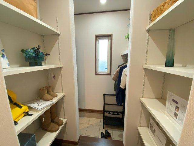 天童市一日町 建売住宅の玄関|シューズクローク・家族分の靴の収納、コートも掛けられます。