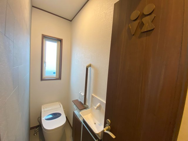 天童市一日町 建売住宅のトイレ|扉は折れ戸になっているので開閉がコンパクトです。