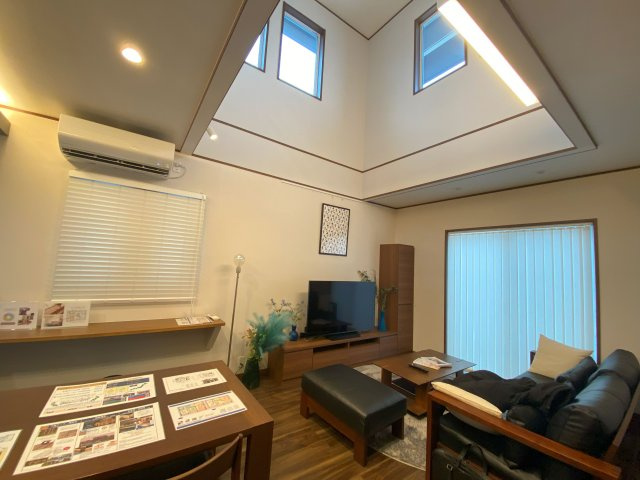 天童市一日町 建売住宅の居間・リビング|LDKは開放的な吹抜です(16帖）