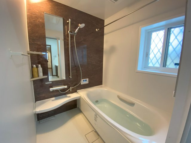 天童市一日町 建売住宅の浴室|ゆったりと足を伸ばして入れる浴槽は一日の疲れを癒してくれます。