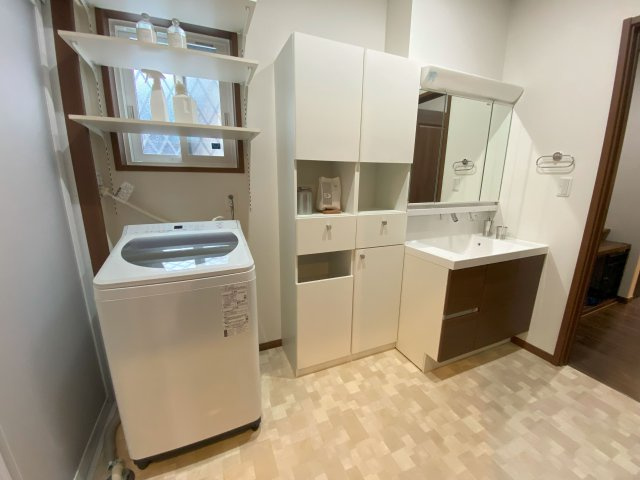 天童市一日町 建売住宅のその他|洗面脱衣所は広々使えます。洗濯機・収納棚も付いているのでこのままお使いいただけます。