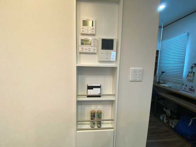天童市一日町 建売住宅のセキュリティ|TVモニターホンやエアコン・床暖の操作パネルがまとまっているのでスッキリした見た目で便利です。